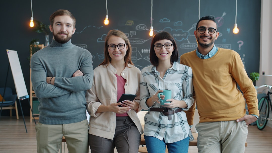 Équipe diverse au bureau